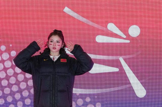 (251119) -- GUANGZHOU, Nov. 19, 2025 (Xinhua) -- Wu Yanni of Sichuan poses before the women's 100m hurdles final of athletics at China's 15th National Games in Guangzhou, south China's Guangdong Province, Nov. 19, 2025. (Xinhua/Li Yibo)