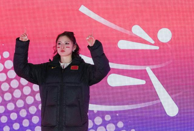 (251119) -- GUANGZHOU, Nov. 19, 2025 (Xinhua) -- Wu Yanni of Sichuan poses before the women's 100m hurdles final of athletics at China's 15th National Games in Guangzhou, south China's Guangdong Province, Nov. 19, 2025. (Xinhua/Li Yibo)