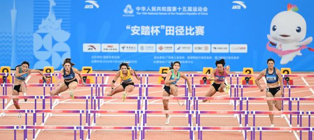 (251119) -- GUANGZHOU, Nov. 19, 2025 (Xinhua) -- Liu Jingyang (2nd R) of Guangdong and Wu Yanni (2nd L) of Sichuan compete during the women's 100m hurdles final of athletics at China's 15th National Games in Guangzhou, south China's Guangdong Province, Nov. 19, 2025. (Xinhua/Deng Hua)