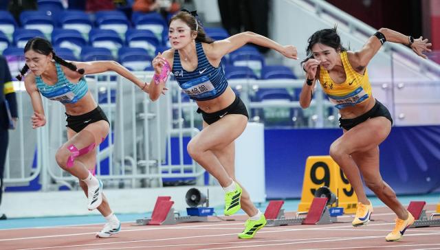 (251119) -- GUANGZHOU, Nov. 19, 2025 (Xinhua) -- Wu Yanni (C) of Sichuan competes during the women's 100m hurdles final of athletics at China's 15th National Games in Guangzhou, south China's Guangdong Province, Nov. 19, 2025. (Xinhua/Li Yibo)