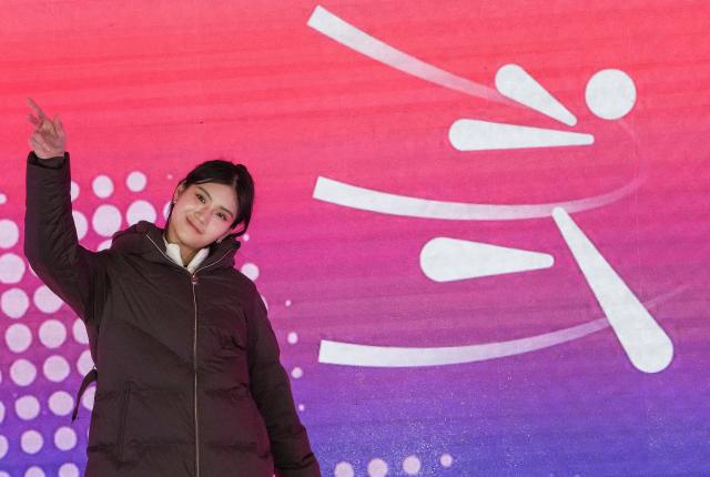 (251119) -- GUANGZHOU, Nov. 19, 2025 (Xinhua) -- Xia Sining of Hunan poses before the women's 100m hurdles final of athletics at China's 15th National Games in Guangzhou, south China's Guangdong Province, Nov. 19, 2025. (Xinhua/Li Yibo)