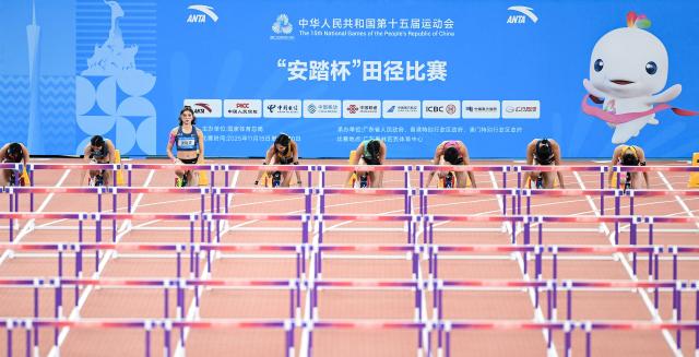 (251119) -- GUANGZHOU, Nov. 19, 2025 (Xinhua) -- Wu Yanni (3rd L) of Sichuan looks on before the women's 100m hurdles final of athletics at China's 15th National Games in Guangzhou, south China's Guangdong Province, Nov. 19, 2025. (Xinhua/Deng Hua)