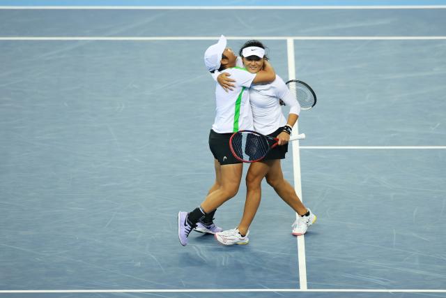 (251119) -- HENGQIN, Nov. 19, 2025 (Xinhua) -- Wang Yafan (R)/Jiang Xinyu celebrate after the tennis women's doubles final between Wang Xinyu/Yuan Yue of Guangdong and Wang Yafan/Jiang Xinyu of Sichuan at China's 15th National Games in Hengqin, south China's Guangdong Province, Nov. 19, 2025. (Xinhua/Zhang Chenlin)