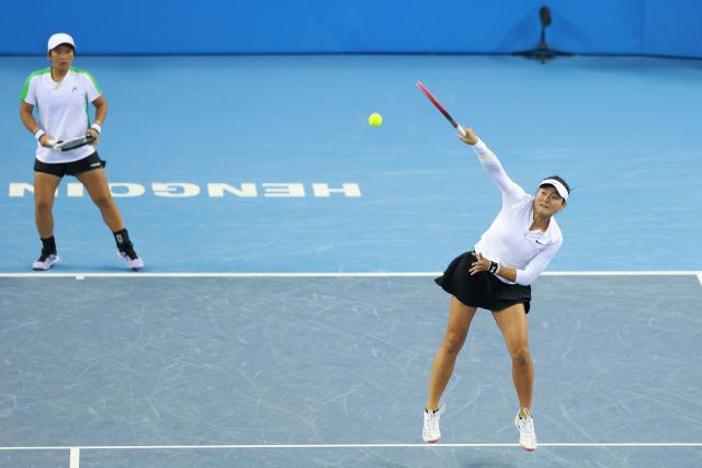(251119) -- HENGQIN, Nov. 19, 2025 (Xinhua) -- Wang Yafan (R)/Jiang Xinyu compete during the tennis women's doubles final between Wang Xinyu/Yuan Yue of Guangdong and Wang Yafan/Jiang Xinyu of Sichuan at China's 15th National Games in Hengqin, south China's Guangdong Province, Nov. 19, 2025. (Xinhua/Zhang Chenlin)