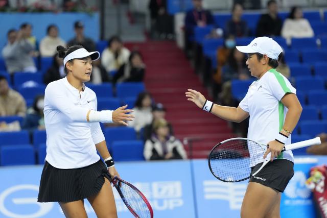 (251119) -- HENGQIN, Nov. 19, 2025 (Xinhua) -- Wang Yafan (L)/Jiang Xinyu react during the tennis women's doubles final between Wang Xinyu/Yuan Yue of Guangdong and Wang Yafan/Jiang Xinyu of Sichuan at China's 15th National Games in Hengqin, south China's Guangdong Province, Nov. 19, 2025. (Xinhua/Yan Linyun)