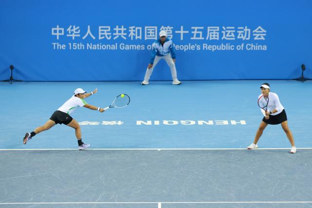 (251119) -- HENGQIN, Nov. 19, 2025 (Xinhua) -- Wang Yafan (R)/Jiang Xinyu compete during the tennis women's doubles final between Wang Xinyu/Yuan Yue of Guangdong and Wang Yafan/Jiang Xinyu of Sichuan at China's 15th National Games in Hengqin, south China's Guangdong Province, Nov. 19, 2025. (Xinhua/Zhang Chenlin)