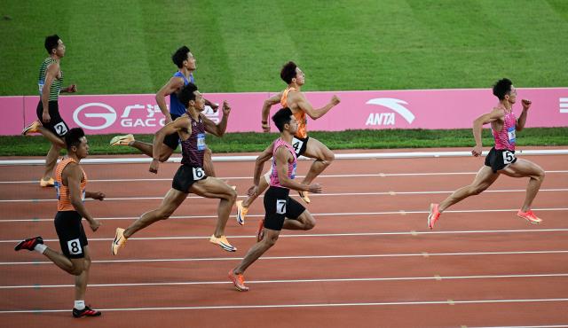 (251119) -- GUANGZHOU, Nov. 19, 2025 (Xinhua) -- Shi Junhao (1st R) of Guangdong competes during the men's 200m final of athletics at China's 15th National Games in Guangzhou, south China's Guangdong Province, Nov. 19, 2025. (Xinhua/Zhou Mu)