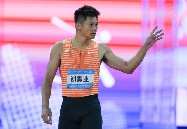 (251119) -- GUANGZHOU, Nov. 19, 2025 (Xinhua) -- Xie Zhenye of Zhejiang reacts before the men's 200m final of athletics at China's 15th National Games in Guangzhou, south China's Guangdong Province, Nov. 19, 2025. (Xinhua/Li Yibo)