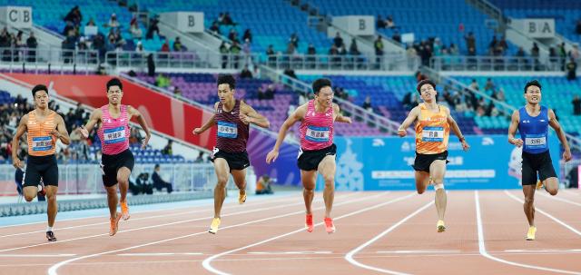 (251119) -- GUANGZHOU, Nov. 19, 2025 (Xinhua) -- Shi Junhao (3rd R) of Guangdong crosses the finish line during the men's 200m final of athletics at China's 15th National Games in Guangzhou, south China's Guangdong Province, Nov. 19, 2025. (Xinhua/Huang Wei)