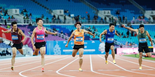 (251119) -- GUANGZHOU, Nov. 19, 2025 (Xinhua) -- Shi Junhao (2nd L) of Guangdong crosses the finish line during the men's 200m final of athletics at China's 15th National Games in Guangzhou, south China's Guangdong Province, Nov. 19, 2025. (Xinhua/Huang Wei)