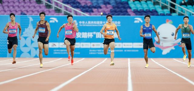 (251119) -- GUANGZHOU, Nov. 19, 2025 (Xinhua) -- Shi Junhao (3rd L) of Guangdong competes during the men's 200m final of athletics at China's 15th National Games in Guangzhou, south China's Guangdong Province, Nov. 19, 2025. (Xinhua/Huang Wei)