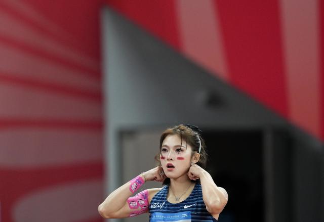 (251119) -- GUANGZHOU, Nov. 19, 2025 (Xinhua) -- Wu Yanni of Sichuan looks on before the women's 100m hurdles final of athletics at China's 15th National Games in Guangzhou, south China's Guangdong Province, Nov. 19, 2025. (Xinhua/Li Yibo)