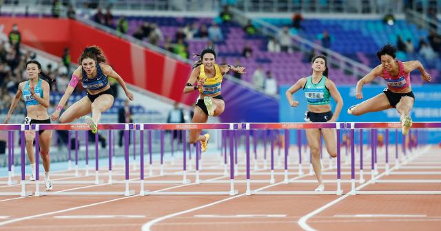 (251119) -- GUANGZHOU, Nov. 19, 2025 (Xinhua) -- Wu Yanni (2nd L) of Sichuan and Liu Jingyang (1st R) of Guangdong compete during the women's 100m hurdles final of athletics at China's 15th National Games in Guangzhou, south China's Guangdong Province, Nov. 19, 2025. (Xinhua/Huang Wei)