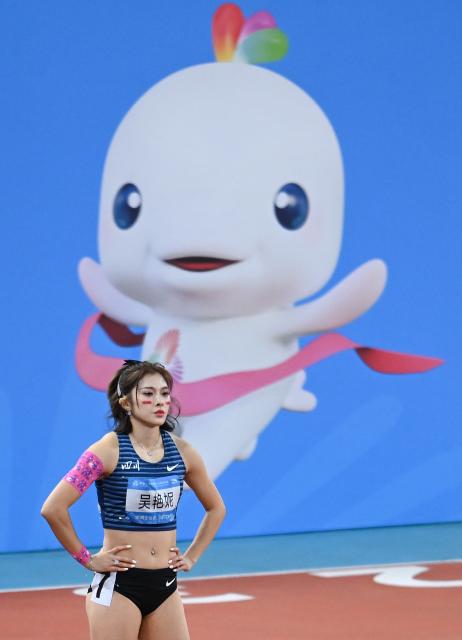 (251119) -- GUANGZHOU, Nov. 19, 2025 (Xinhua) -- Wu Yanni of Sichuan looks on before the women's 100m hurdles final of athletics at China's 15th National Games in Guangzhou, south China's Guangdong Province, Nov. 19, 2025. (Xinhua/Zhou Mu)