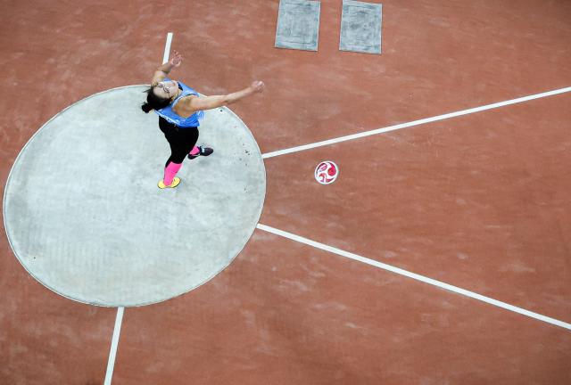 (251119) -- GUANGZHOU, Nov. 19, 2025 (Xinhua) -- Feng Bin of Shandong competes during the women's discus throw final of athletics at China's 15th National Games in Guangzhou, south China's Guangdong Province, Nov. 19, 2025. (Xinhua/Jiang Han)