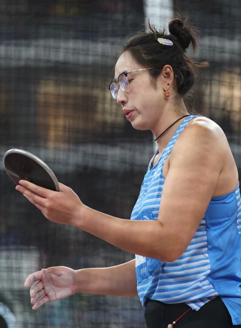 (251119) -- GUANGZHOU, Nov. 19, 2025 (Xinhua) -- Feng Bin of Shandong reacts during the women's discus throw final of athletics at China's 15th National Games in Guangzhou, south China's Guangdong Province, Nov. 19, 2025. (Xinhua/Jiang Han)