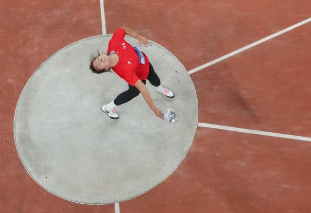 (251119) -- GUANGZHOU, Nov. 19, 2025 (Xinhua) -- Wang Fang of Henan competes during the women's discus throw final of athletics at China's 15th National Games in Guangzhou, south China's Guangdong Province, Nov. 19, 2025. (Xinhua/Na Yuqi)