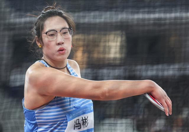 (251119) -- GUANGZHOU, Nov. 19, 2025 (Xinhua) -- Feng Bin of Shandong competes during the women's discus throw final of athletics at China's 15th National Games in Guangzhou, south China's Guangdong Province, Nov. 19, 2025. (Xinhua/Jiang Han)