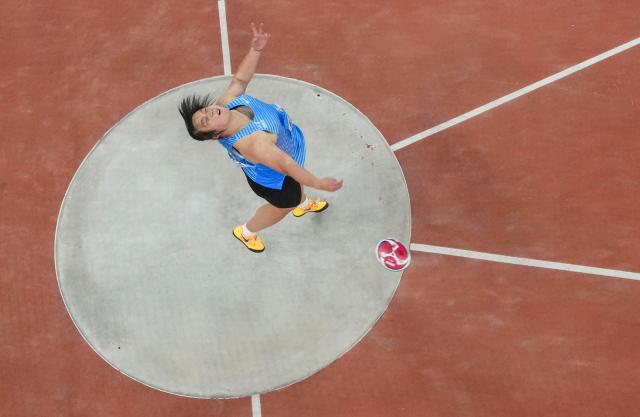 (251119) -- GUANGZHOU, Nov. 19, 2025 (Xinhua) -- Jiang Zhichao of Shandong competes during the women's discus throw final of athletics at China's 15th National Games in Guangzhou, south China's Guangdong Province, Nov. 19, 2025. (Xinhua/Sun Fei)