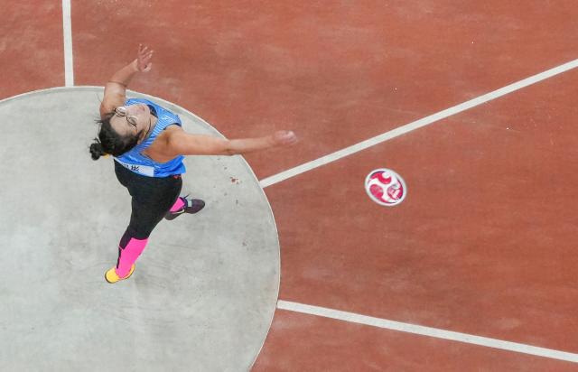 (251119) -- GUANGZHOU, Nov. 19, 2025 (Xinhua) -- Feng Bin of Shandong competes during the women's discus throw final of athletics at China's 15th National Games in Guangzhou, south China's Guangdong Province, Nov. 19, 2025. (Xinhua/Sun Fei)