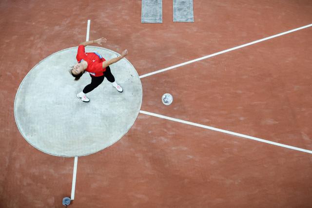 (251119) -- GUANGZHOU, Nov. 19, 2025 (Xinhua) -- Wang Fang of Henan competes during the women's discus throw final of athletics at China's 15th National Games in Guangzhou, south China's Guangdong Province, Nov. 19, 2025. (Xinhua/Jiang Han)