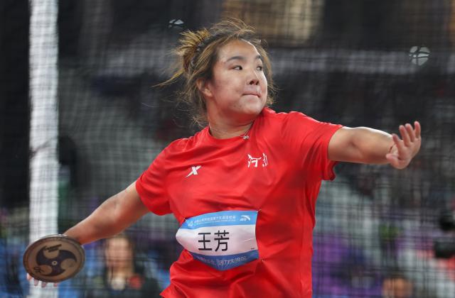 (251119) -- GUANGZHOU, Nov. 19, 2025 (Xinhua) -- Wang Fang of Henan competes during the women's discus throw final of athletics at China's 15th National Games in Guangzhou, south China's Guangdong Province, Nov. 19, 2025. (Xinhua/Jiang Han)