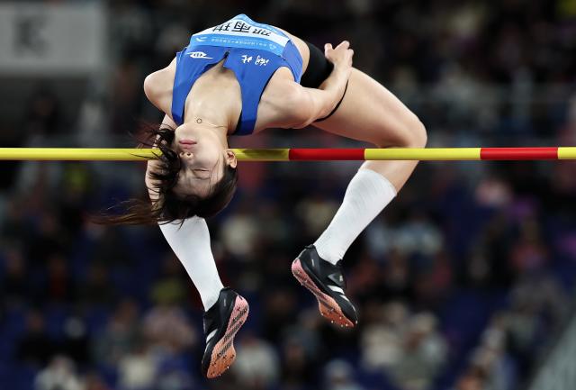 (251119) -- GUANGZHOU, Nov. 19, 2025 (Xinhua) -- Shao Yuqi of Hubei competes during the women's high jump final of athletics at China's 15th National Games in Guangzhou, south China's Guangdong Province, Nov. 19, 2025. (Xinhua/Jiang Han)