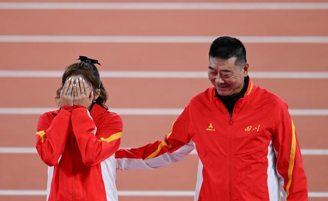 (251119) -- GUANGZHOU, Nov. 19, 2025 (Xinhua) -- Silver medalist Wu Yanni of Sichuan and her coach pose during the awarding ceremony for the women's 100m hurdles of athletics at China's 15th National Games in Guangzhou, south China's Guangdong Province, Nov. 19, 2025. (Xinhua/Zhou Mu)