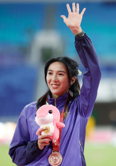 (251119) -- GUANGZHOU, Nov. 19, 2025 (Xinhua) -- Bronze medalist Lin Yuwei of Fujian poses during the awarding ceremony for the women's 100m hurdles of athletics at China's 15th National Games in Guangzhou, south China's Guangdong Province, Nov. 19, 2025. (Xinhua/Zhou Mu)