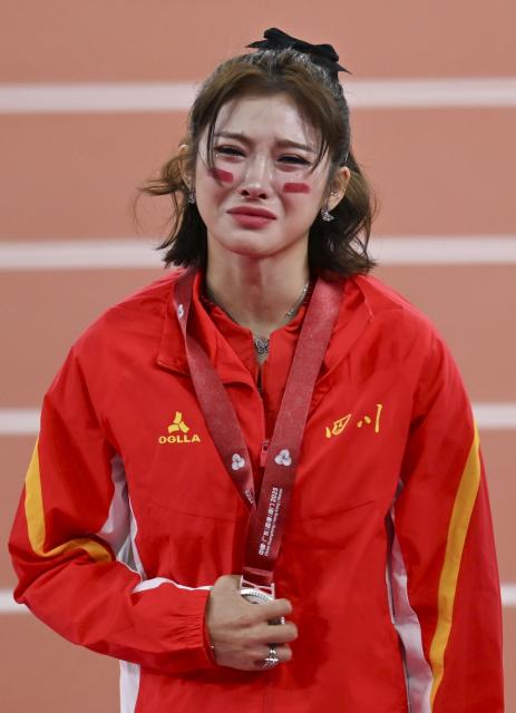 (251119) -- GUANGZHOU, Nov. 19, 2025 (Xinhua) -- Silver medalist Wu Yanni of Sichuan sheds tears during the awarding ceremony for the women's 100m hurdles of athletics at China's 15th National Games in Guangzhou, south China's Guangdong Province, Nov. 19, 2025. (Xinhua/Zhou Mu)