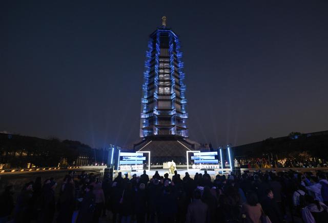 (251119) -- NANJING, Nov. 19, 2025 (Xinhua) -- Actors of Yue Opera perform at the opening ceremony of the Global Mayors Dialogue in Nanjing held in Nanjing, east China's Jiangsu Province, Nov. 19, 2025. A forum bringing together mayors and mayoral representatives from 10 countries opened on Wednesday in Nanjing, the capital of east China's economic powerhouse province of Jiangsu.
   Themed "Flowing Rivers, Converging Future," the Global Mayors Dialogue in Nanjing focuses on sharing urban governance experience and exploring future trends in urban development, offering insights to advance sustainable development among global waterfront cities. (Xinhua/Ji Chunpeng)