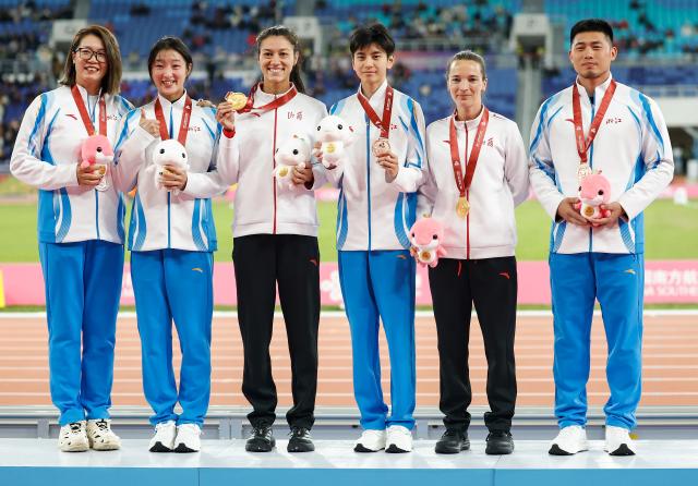 (251119) -- GUANGZHOU, Nov. 19, 2025 (Xinhua) -- Gold medalis Zheng Ninali of Shanxi, silver medalist Liu Jingyi of Zhejiang and bronze medalist Xu Jiahuan of Zhejiang pose during the awarding ceremony for the women's heptathlon of athletics at China's 15th National Games in Guangzhou, south China's Guangdong Province, Nov. 19, 2025. (Xinhua/Huang Wei)