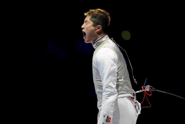 (251119) -- HONG KONG, Nov. 19, 2025 (Xinhua) -- Cheung Ka Long of Hong Kong celebrates scoring during the men's team foil final of fencing between Hong Kang and Fujian at China's 15th National Games in Hong Kong, south China, Nov. 19, 2025. (Xinhua/Wu Lu)