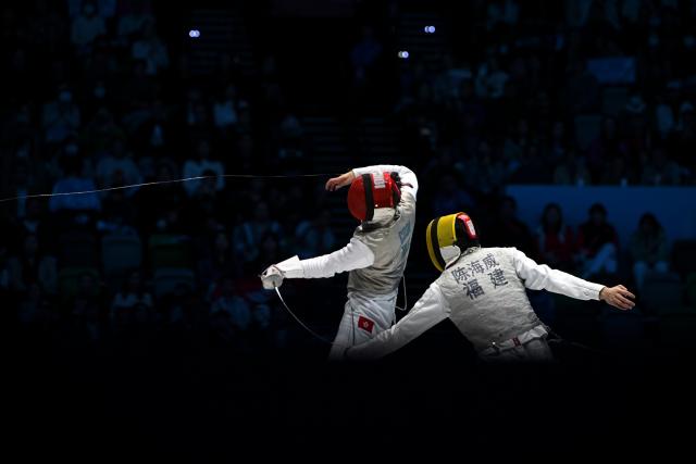 (251119) -- HONG KONG, Nov. 19, 2025 (Xinhua) -- Choi Chun Yin (L) of Hong Kong competes against Chen Haiwei of Fujian during the men's team foil final of fencing at China's 15th National Games in Hong Kong, south China, Nov. 19, 2025. (Xinhua/Hu Huhu)