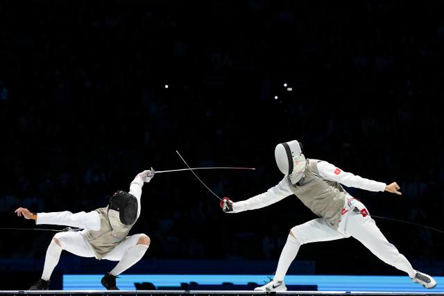 (251119) -- HONG KONG, Nov. 19, 2025 (Xinhua) -- Leung Chin Yu (R) of Hong Kong competes against Chen Weiquan of Fujian during the men's team foil final of fencing at China's 15th National Games in Hong Kong, south China, Nov. 19, 2025. (Xinhua/Wu Lu)