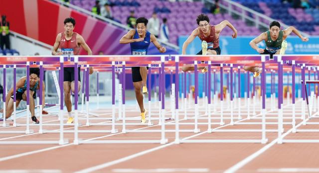 (251119) -- GUANGZHOU, Nov. 19, 2025 (Xinhua) -- Xu Zhuoyi (2nd R) of Shanghai competes during the men's 110m hurdles final of athletics at China's 15th National Games in Guangzhou, south China's Guangdong Province, Nov. 19, 2025. (Xinhua/Huang Wei)