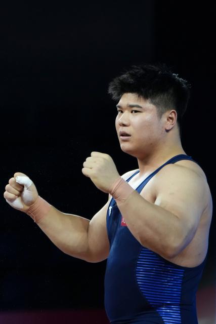 (251119) -- DONGGUAN, Nov. 19, 2025 (Xinhua) -- Liu Huanhua of Tianjin reacts in snatch during the weightlifting men's 102kg final at China's 15th National Games in Dongguan, south China's Guangdong Province, Nov. 19, 2025. (Xinhua/Yang Chenguang)