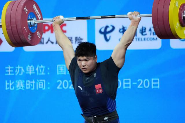 (251119) -- DONGGUAN, Nov. 19, 2025 (Xinhua) -- Liu Huanhua of Tianjin competes in clean and jerk during the weightlifting men's 102kg final at China's 15th National Games in Dongguan, south China's Guangdong Province, Nov. 19, 2025. (Xinhua/Yang Chenguang)