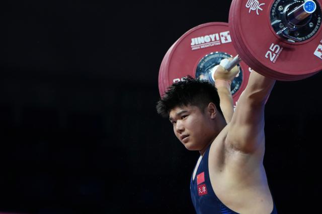 (251119) -- DONGGUAN, Nov. 19, 2025 (Xinhua) -- Liu Huanhua of Tianjin competes in snatch during the weightlifting men's 102kg final at China's 15th National Games in Dongguan, south China's Guangdong Province, Nov. 19, 2025. (Xinhua/Yang Chenguang)