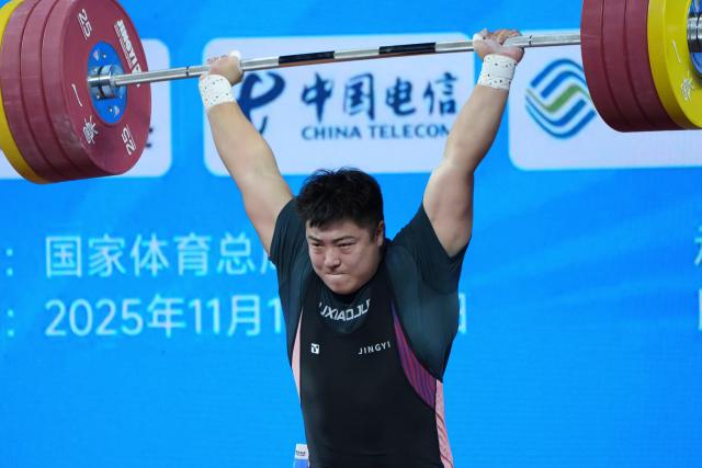 (251119) -- DONGGUAN, Nov. 19, 2025 (Xinhua) -- Wang Zhihao competes in clean and jerk during the weightlifting men's 102kg final at China's 15th National Games in Dongguan, south China's Guangdong Province, Nov. 19, 2025. (Xinhua/Yang Chenguang)