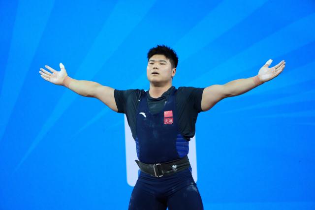 (251119) -- DONGGUAN, Nov. 19, 2025 (Xinhua) -- Liu Huanhua of Tianjin reacts in clean and jerk during the weightlifting men's 102kg final at China's 15th National Games in Dongguan, south China's Guangdong Province, Nov. 19, 2025. (Xinhua/Yang Chenguang)