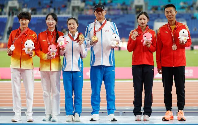 (251119) -- GUANGZHOU, Nov. 19, 2025 (Xinhua) -- Gold medalist Chen Yujie of Zhejiang, silver medalist Zhu Junying of Hubei, bronze medalist Cai Yanting of Jiangsu pose during the awarding ceremony for the women's 200m of athletics at China's 15th National Games in Guangzhou, south China's Guangdong Province, Nov. 19, 2025. (Xinhua/Huang Wei)