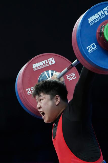 (251119) -- DONGGUAN, Nov. 19, 2025 (Xinhua) -- Zou Yuanqing of Liaoning competes in snatch during the weightlifting men's 102kg final at China's 15th National Games in Dongguan, south China's Guangdong Province, Nov. 19, 2025. (Xinhua/Yang Chenguang)