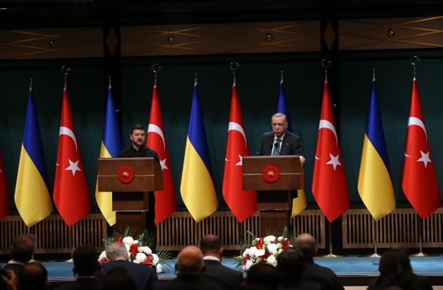 (251119) -- ANKARA, Nov. 19, 2025 (Xinhua) -- Turkish President Recep Tayyip Erdogan (R) and visiting  Ukrainian President Volodymyr Zelensky attend a joint press conference in Ankara, Türkiye, Nov. 19, 2025. Turkish President Recep Tayyip Erdogan on Wednesday emphasized Türkiye's commitment to advancing diplomatic efforts to end the Russia-Ukraine conflict, during talks with Ukrainian President Volodymyr Zelensky in Ankara. (Mustafa Kaya/Handout via Xinhua)