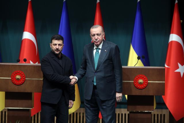 (251119) -- ANKARA, Nov. 19, 2025 (Xinhua) -- Turkish President Recep Tayyip Erdogan (R) and visiting  Ukrainian President Volodymyr Zelensky attend a joint press conference in Ankara, Türkiye, Nov. 19, 2025. Turkish President Recep Tayyip Erdogan on Wednesday emphasized Türkiye's commitment to advancing diplomatic efforts to end the Russia-Ukraine conflict, during talks with Ukrainian President Volodymyr Zelensky in Ankara. (Mustafa Kaya/Handout via Xinhua)
