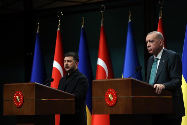 (251119) -- ANKARA, Nov. 19, 2025 (Xinhua) -- Turkish President Recep Tayyip Erdogan (R) and visiting  Ukrainian President Volodymyr Zelensky attend a joint press conference in Ankara, Türkiye, Nov. 19, 2025. Turkish President Recep Tayyip Erdogan on Wednesday emphasized Türkiye's commitment to advancing diplomatic efforts to end the Russia-Ukraine conflict, during talks with Ukrainian President Volodymyr Zelensky in Ankara. (Mustafa Kaya/Handout via Xinhua)