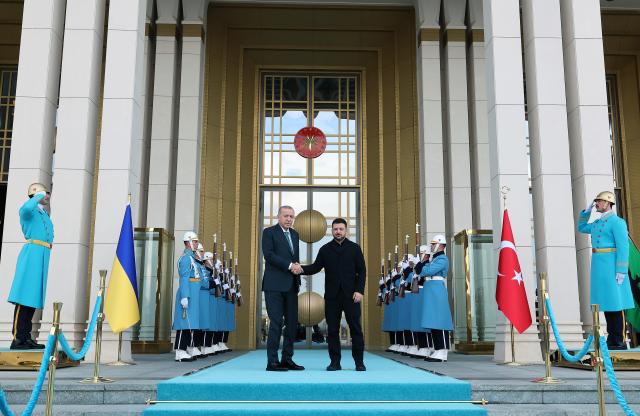 (251119) -- ANKARA, Nov. 19, 2025 (Xinhua) -- Turkish President Recep Tayyip Erdogan (L) shakes hands with visiting Ukrainian President Volodymyr Zelensky in Ankara, Türkiye, Nov. 19, 2025 Turkish President Recep Tayyip Erdogan on Wednesday emphasized Türkiye's commitment to advancing diplomatic efforts to end the Russia-Ukraine conflict, during talks with Ukrainian President Volodymyr Zelensky in Ankara. (Mustafa Kaya/Handout via Xinhua)