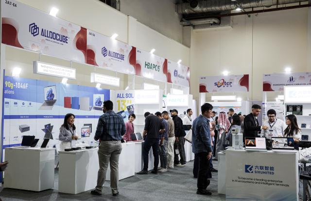 (251119) -- CAIRO, Nov. 19, 2025 (Xinhua) -- People visit booths at the 29th Cairo Information and Communications Technology (ICT) exhibition in Cairo, Egypt, Nov. 19, 2025. Egypt on Wednesday wrapped up the 29th Cairo Information and Communications Technology (ICT) exhibition, held Nov. 16-19 under the theme "AI Everywhere." (Xinhua/Ahmed Gomaa)