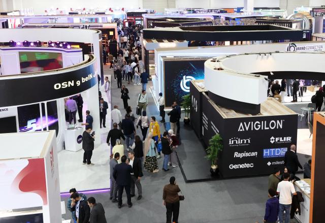 (251119) -- CAIRO, Nov. 19, 2025 (Xinhua) -- People visit the 29th Cairo Information and Communications Technology (ICT) exhibition in Cairo, Egypt, Nov. 19, 2025. Egypt on Wednesday wrapped up the 29th Cairo Information and Communications Technology (ICT) exhibition, held Nov. 16-19 under the theme "AI Everywhere." (Xinhua/Ahmed Gomaa)