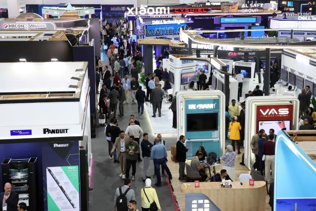 (251119) -- CAIRO, Nov. 19, 2025 (Xinhua) -- People visit the 29th Cairo Information and Communications Technology (ICT) exhibition in Cairo, Egypt, Nov. 19, 2025. Egypt on Wednesday wrapped up the 29th Cairo Information and Communications Technology (ICT) exhibition, held Nov. 16-19 under the theme "AI Everywhere." (Xinhua/Ahmed Gomaa)